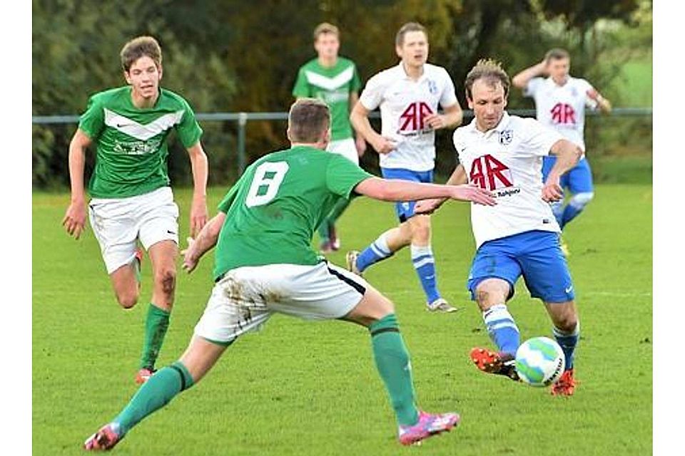Die Spieler des SV Höltinghausen II (in Grün) rannten vergeblich: Der  SV Altenoythe II setzte sich im Duell der Bezirksliga-Reserve-Teams 2:0 durch. Björn Lichtfuß
