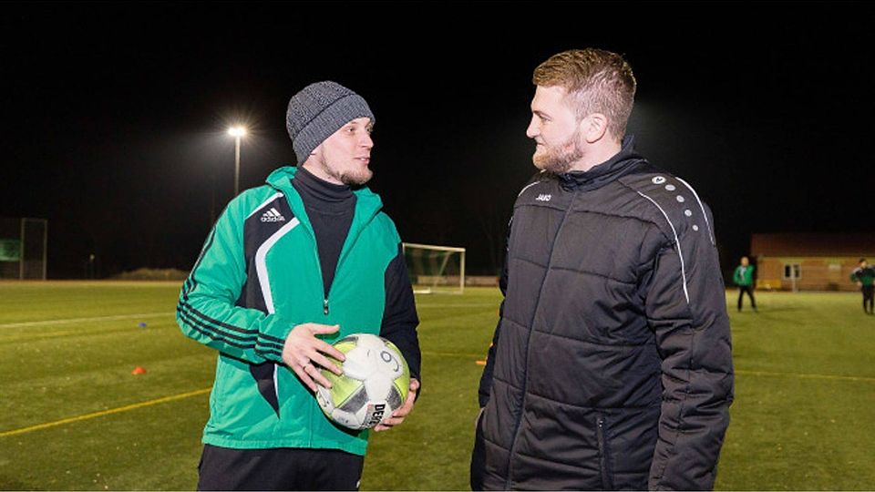 Alexander Zwirner (links) tauscht sich mit Trainer Eduard Panhof über die Zukunft aus.	Foto: BilderKartell/Carsten Selak