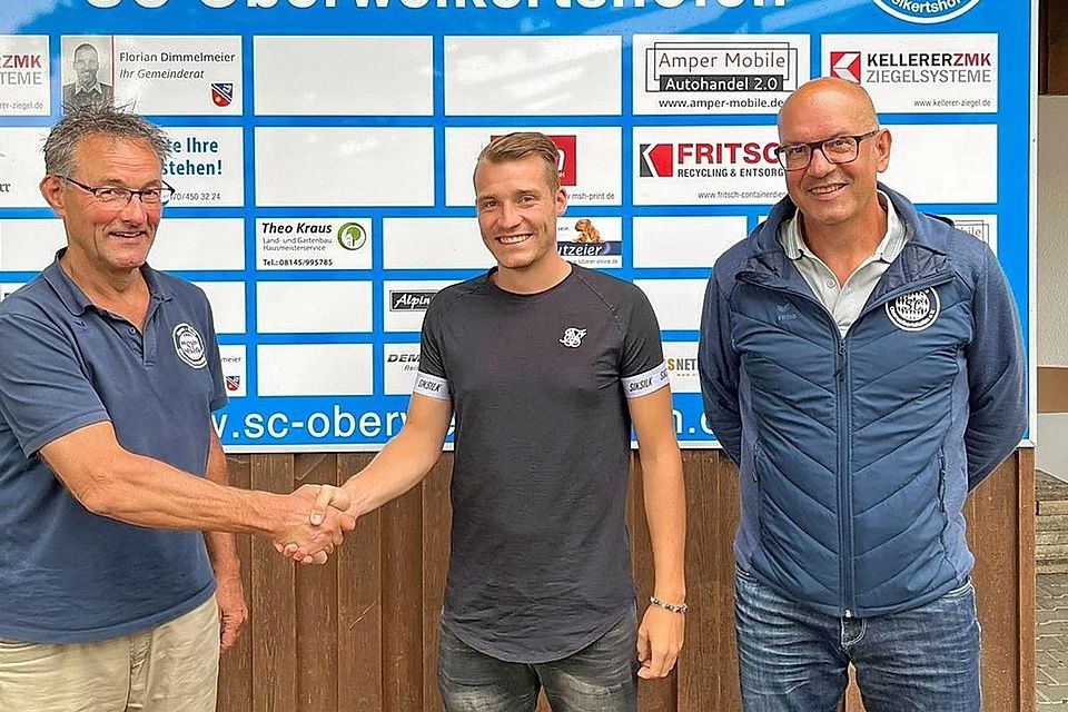 Per Handschlag besiegelten (v.l.) Sportlicher Leiter Uli Bergmann, Dominik Widemann und Fußballabteilungsleiter Martin Steininger die Zusammenarbeit.