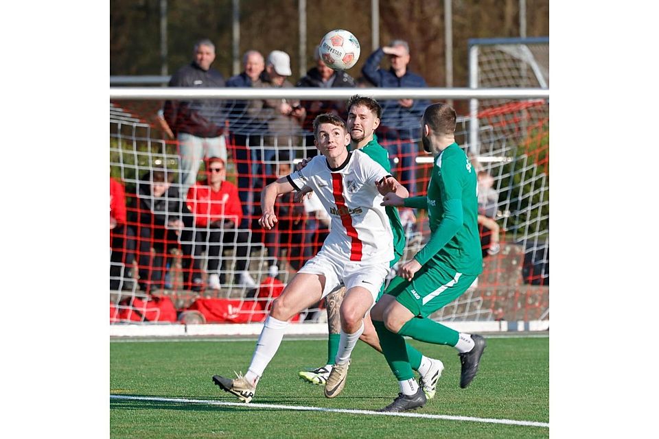 Augen für den Ball: RW Darmstadt (links Philipp Christoph, hier im Spiel gegen Dortelweil) ist in der Fußball-Verbandsliga bei Tabellenführer SV Unter-Flockenbach im Einsatz. 	Foto: Peter Henrich