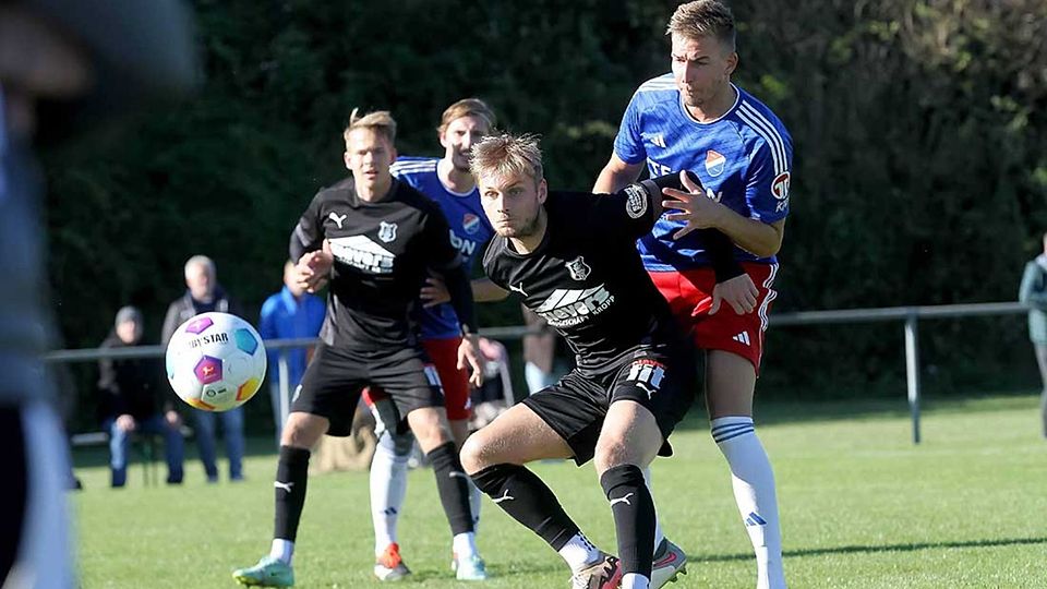 Das 2-1 von Luc Justen (Eckernförder SV) schickt den TuS Jevenstedt auf die Bretter.