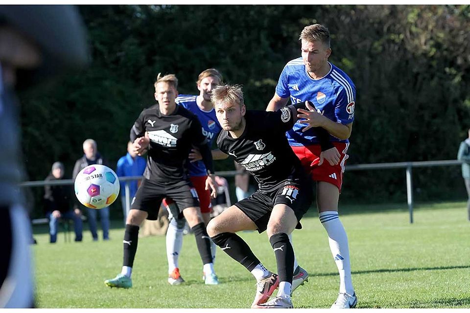 Das 2-1 von Luc Justen (Eckernförder SV) schickt den TuS Jevenstedt auf die Bretter.