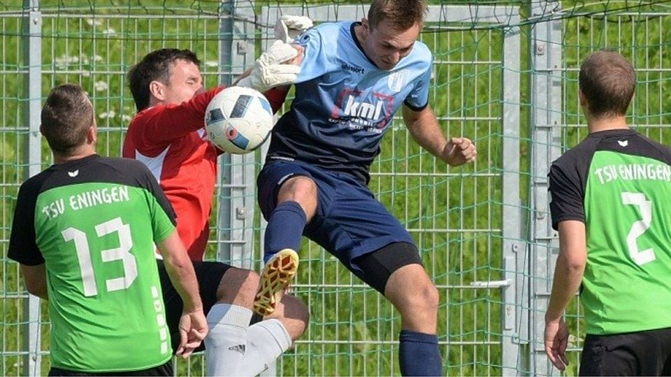 Auch beim zweiten Anlauf hängen die Betzinger (hier Kevin Jarosik) in Eningen in der Luft. Wieder kassierten die Reutlinger Stadtteilkicker vier Gegentore. Eningens Marc Reinhardt (li.) und Max Koschmieder (re.) schauen ihrem Torwart Michael Hoffmann bei der Arbeit zu.  Baur