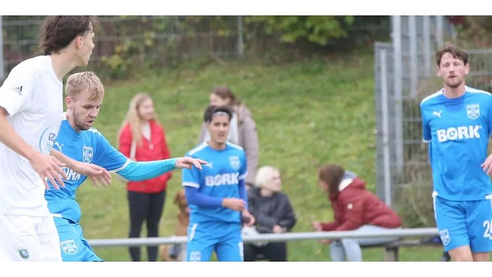 Patrick Löw vom FC Cleeberg kommt zum Schuss, Jakob Hansen (l.) vom FSV Cappel kann nicht mehr eingreifen. Am Ende teilen sich die beiden Mannschaften in der Fußball-Gruppenliga die Punkte. © Steffen Bär