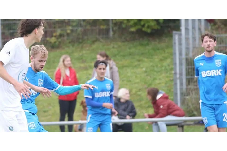 Patrick Löw vom FC Cleeberg kommt zum Schuss, Jakob Hansen (l.) vom FSV Cappel kann nicht mehr eingreifen. Am Ende teilen sich die beiden Mannschaften in der Fußball-Gruppenliga die Punkte. © Steffen Bär