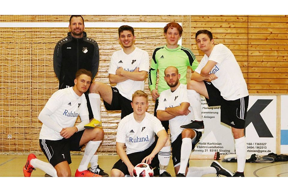 Der TSV Alteglofsheim hat bei seiner ersten Teilnahme gleich das Sinzinger Hallenmasters gewonnen. Foto: Würthele