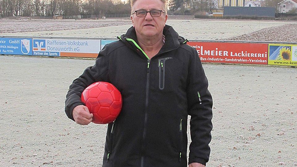 Adalbert Rehm auf dem Sportgelände des TSV Mödingen-Bergheim.