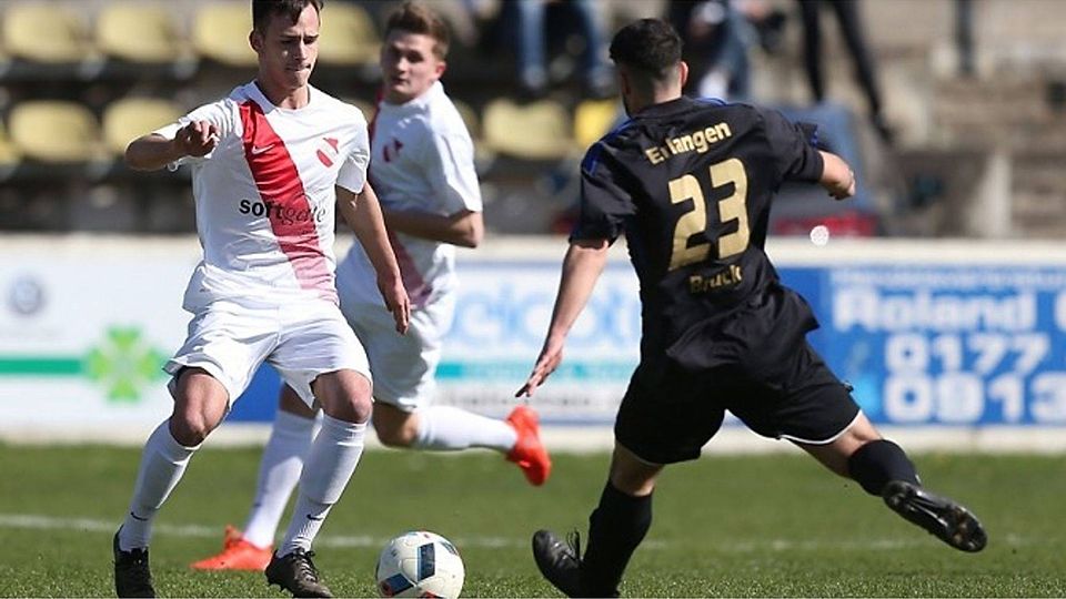 Das mit Spannung erwartete Landesligaderby zwischen dem ATSV Erlangen (weiß) und dem FSV Bruck haben die Gäste mit 2:1 für sich entschieden. F: Zink