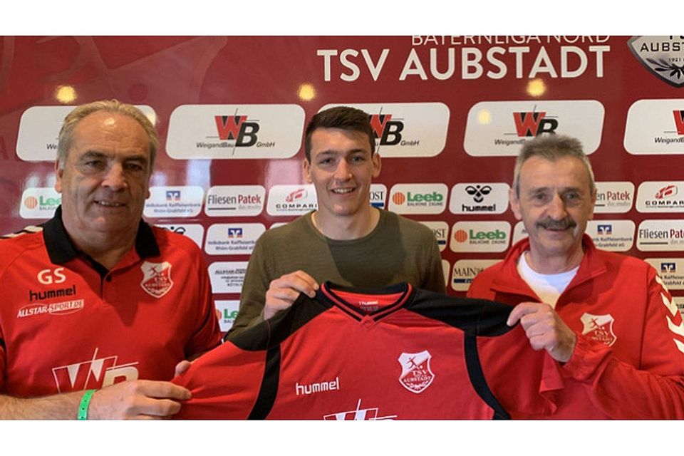 Ben Müller (mi) kickt ab der kommenden Saison für den TSV Aubstadt. Mit ihm freuen sich der Sportliche Leiter Günter Schirling (li.) und der erste Vorsitzende Herbert Köhler. F.:TSV Aubstadt