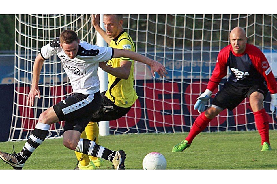 Wie schon im Hinspiel gab es am Samstag auch im Rückspiel für den FC Amberg (in Gelb) gegen den VfB Eichstätt ein 1:1. Archivfoto: Thomas Rothe