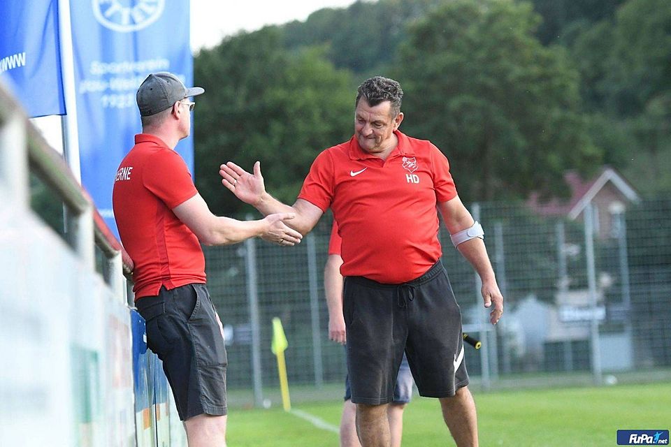 Coach Helge Damm (r.) klatscht mit Co-Trainer Christoph Schnieders (l.) auf den 7:2-Sieg des SV RW Verne gegen SV BW Etteln ab. 