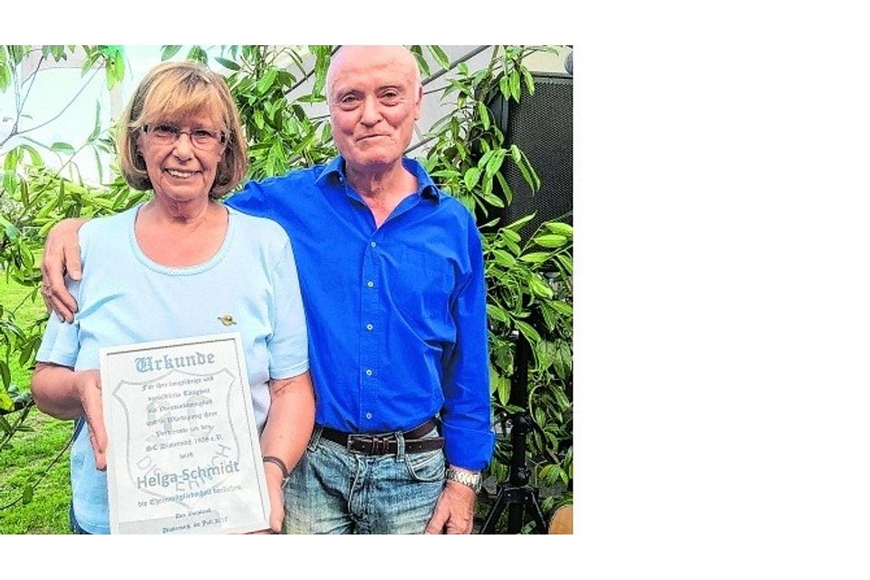 Nach 47 Jahren Mitgliedschaft ist Helga Schmidt nun Ehrenmitglied. Vorsitzender Engelbert Ohrem freut sich mit ihr.