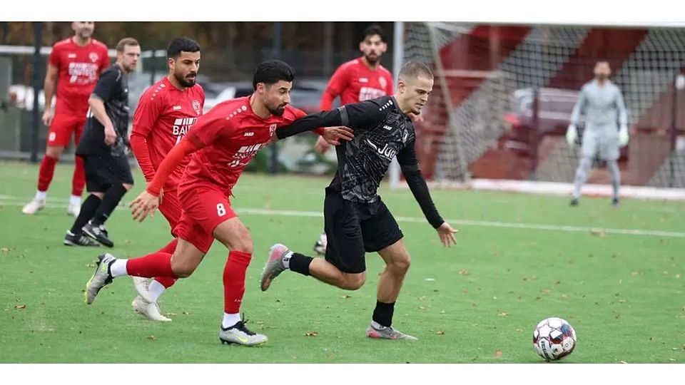 Adil Ibrovic, der hier von Burak Yilmaz nicht zu halten ist, bringt den VfL Weidenhausen auf dem Kunstrasen am Breidenbacher Hausberg mit seinem 13. Saisontreffer in Führung, doch Türk Gücü wendet das Blatt nach der Pause. © Jens Schmidt