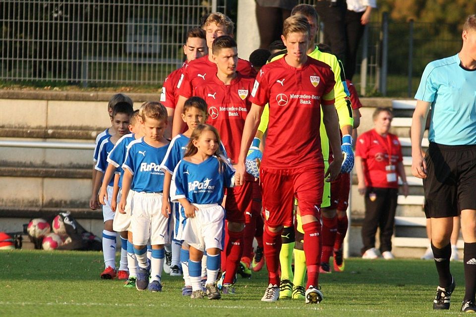 FuPa Stuttgart bietet die einmalige Chance Hand in Hand mit der U23 des VfB Stuttgart einzulaufen.Foto: Jens Lommel