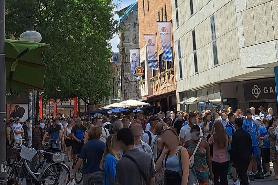 Können es kaum erwarten: Sekunden vor Eröffnung bildet sich eine Riesenschlage mit 1860-Fans am Münchner Marienplatz. Können es kaum erwarten: Sekunden vor Eröffnung bildet sich eine Riesenschlage mit 1860-Fans am Münchner Marienplatz.