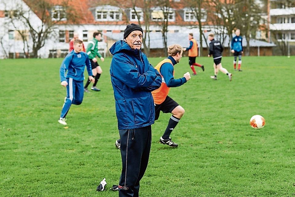 Blickt auf 34 Jahre als Trainer zurück: Wilfried Remme (vorne), der Ende Mai seine Trainerkarriere beendet.