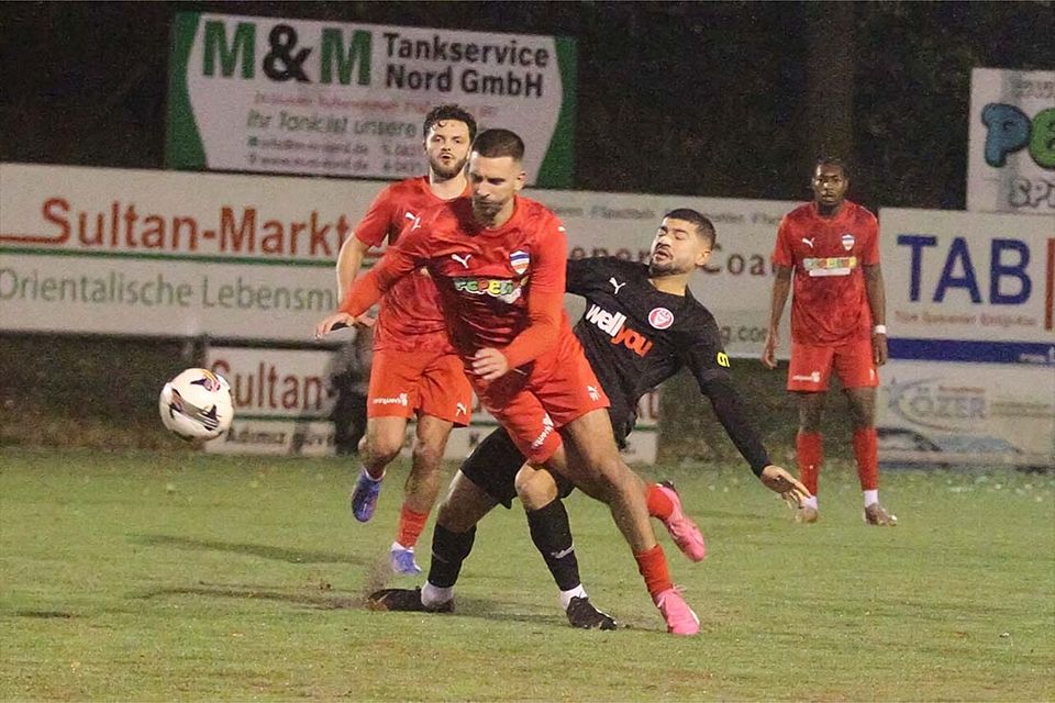 Eugen Halili (Inter Türkspor Kiel) gegen Ex-Inter-Kicker Rezan Acer (re., Kilia Kiel).