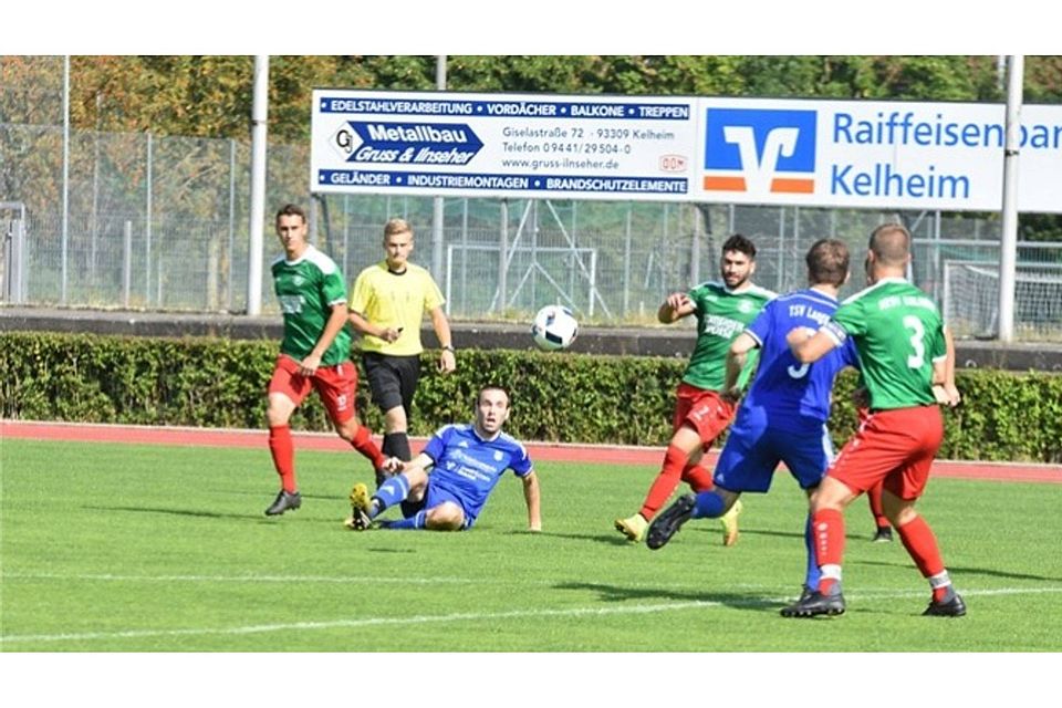 ATSV Kelheim (grün-rot) und TSV Langquaid (blau) messen sich am Freitag zum Bezirksliga-Start. Foto: Stöcker