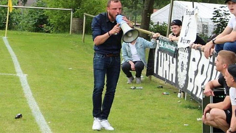 Brüggens Coach Jakob Scheller feiert mit den Fans. F: Sascha Köppen