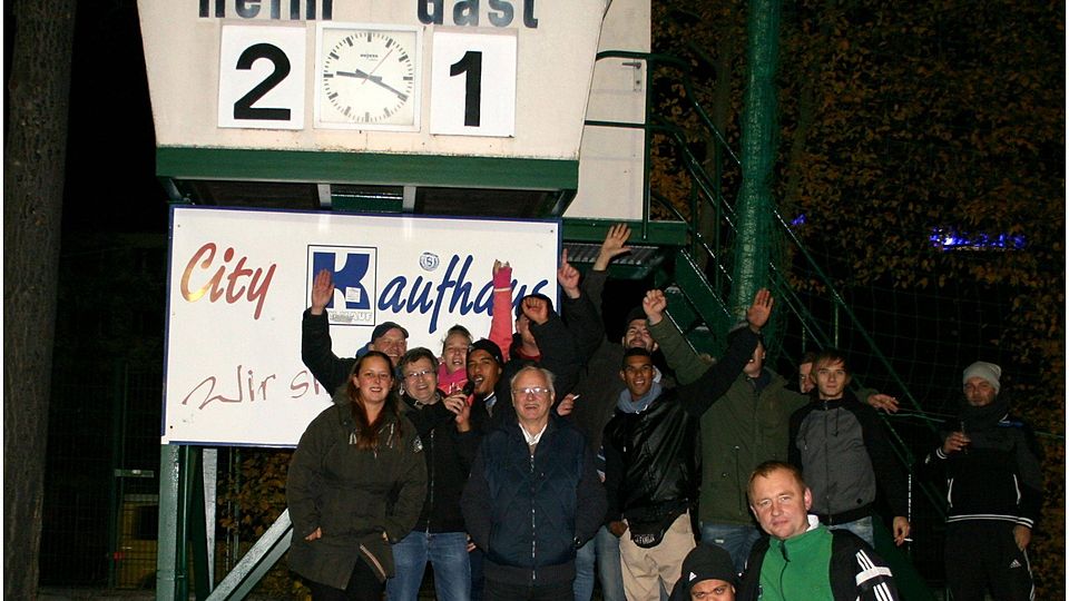 Preussen-Fans bejubeln den Sieg   Foto: Uli Gelmroth