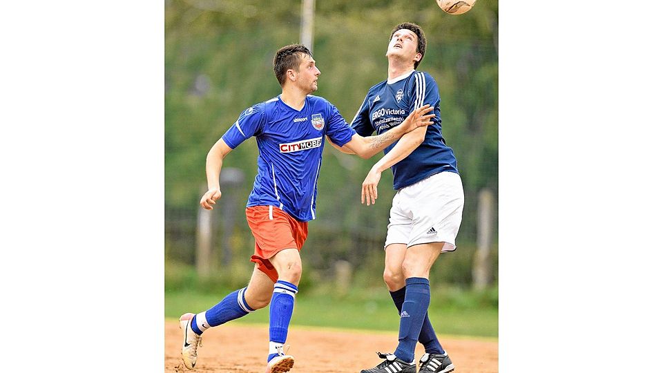 Lupenreiner Hattrick: Steffan Thürkow (links) erzielte die Treffer vier bis sechs für die SG Motor Neptun beim 6:0 über den FFC 90 (rechts Robert Seifert). Foto: Georg Scharnweber