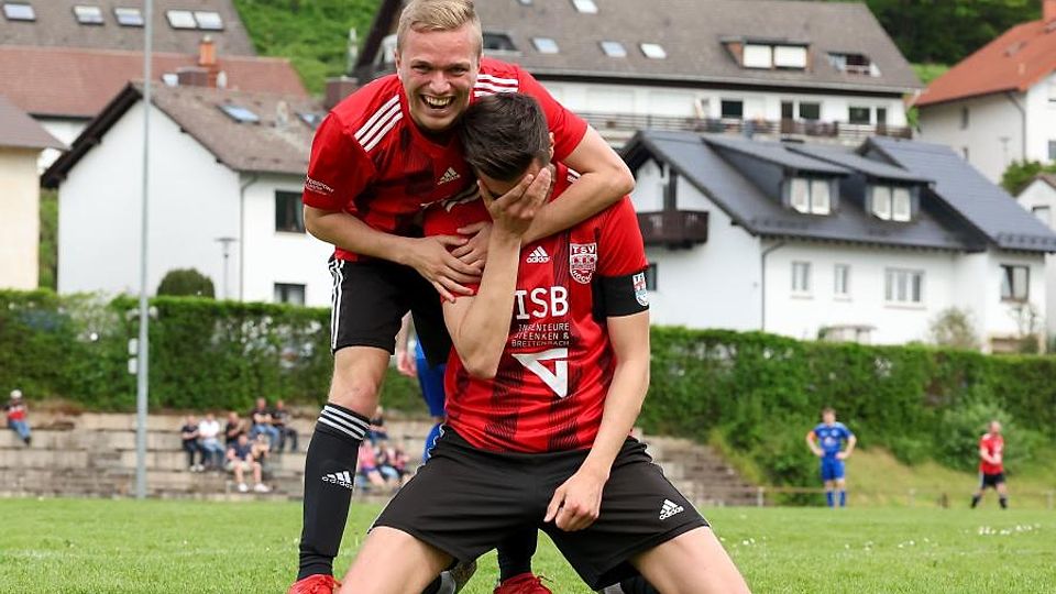 Der TSV Seckmauern um Benjamin Wüst (linkes Bild; rechts) behauptet sich auch gegen Topteams. Beim TSV Höchst gab es in dieser Saison Grund zum Lachen und sich an den Kopf fassen (rechtes Bild).	