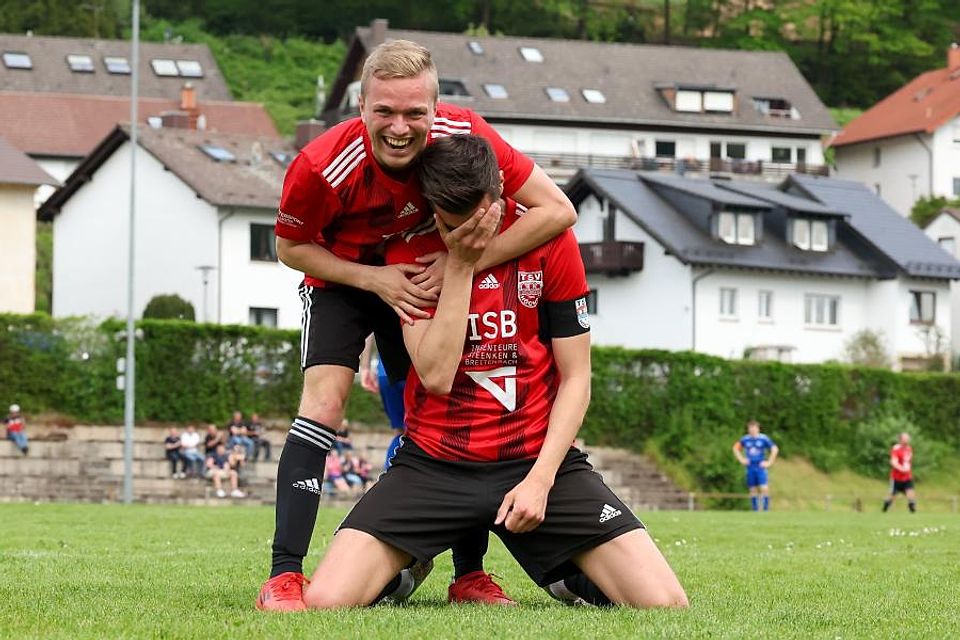 Der TSV Seckmauern um Benjamin Wüst (linkes Bild; rechts) behauptet sich auch gegen Topteams. Beim TSV Höchst gab es in dieser Saison Grund zum Lachen und sich an den Kopf fassen (rechtes Bild).	