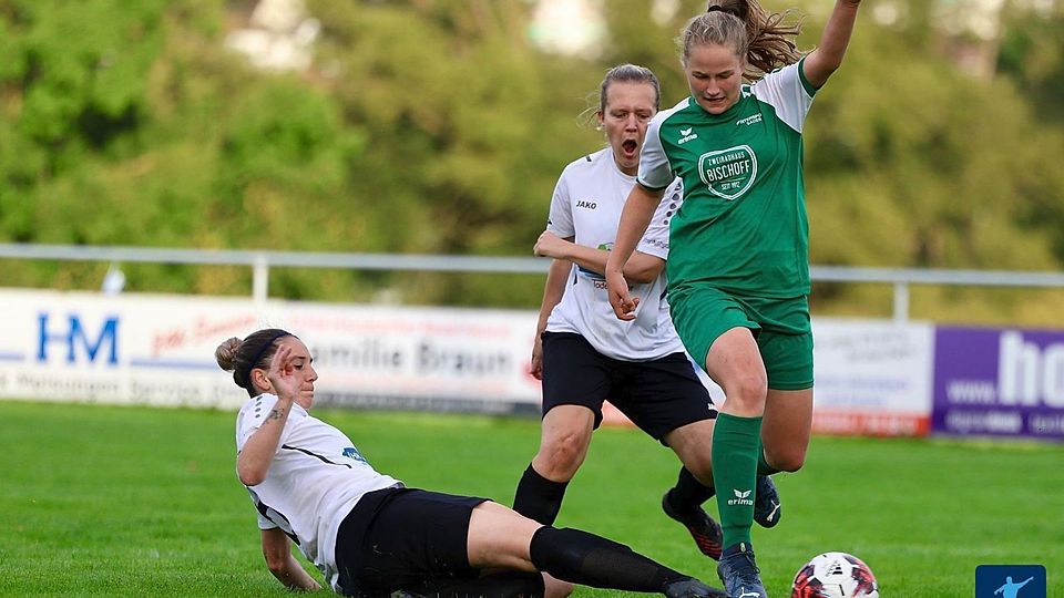 Setzt sich hier gegen gleich zwei Spielerinnen der TSG Wilhelmshöhe durch: Obermelsungens Sommerneuzugang Paula Stöhr.