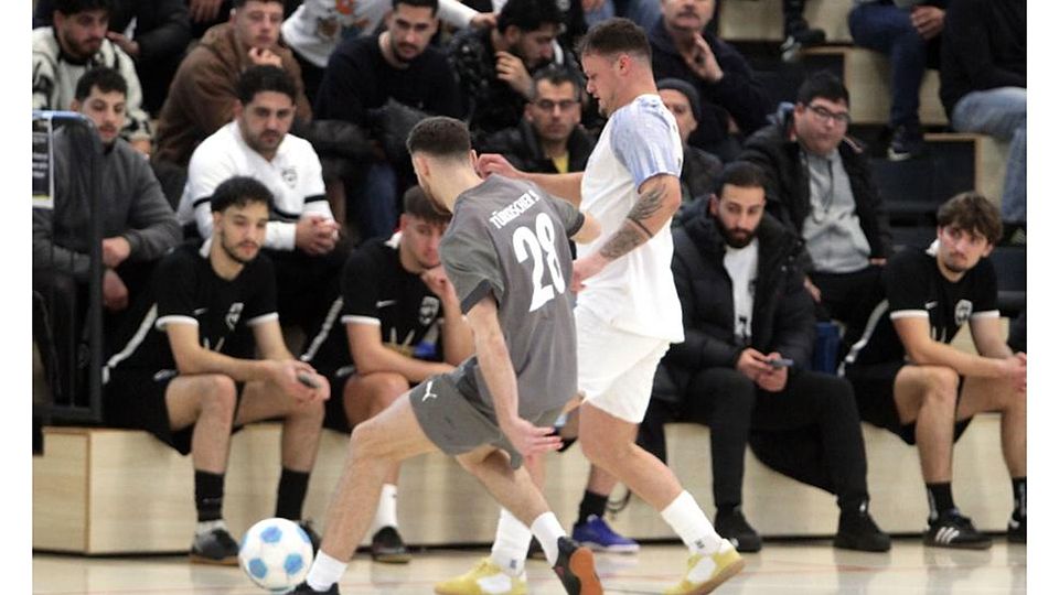 Kicken vor voller Tribüne: Paul Basel (rechts) von der TSG Bretzenheim im Endspiel gegen Daniel Rudi vom Türkischen SV Wiesbaden.	Foto: Jörg Henkel/hbz