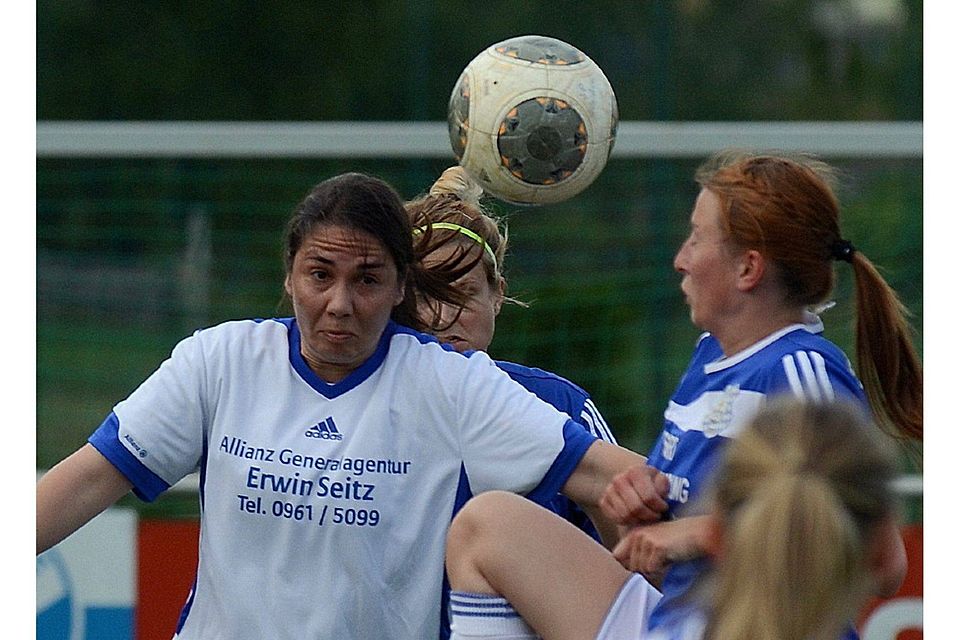 Die BOL-Fußballerinnen der SpVgg SV Weiden (l.) richten am Samstag ein großes Hallenturnier aus. F: Franken