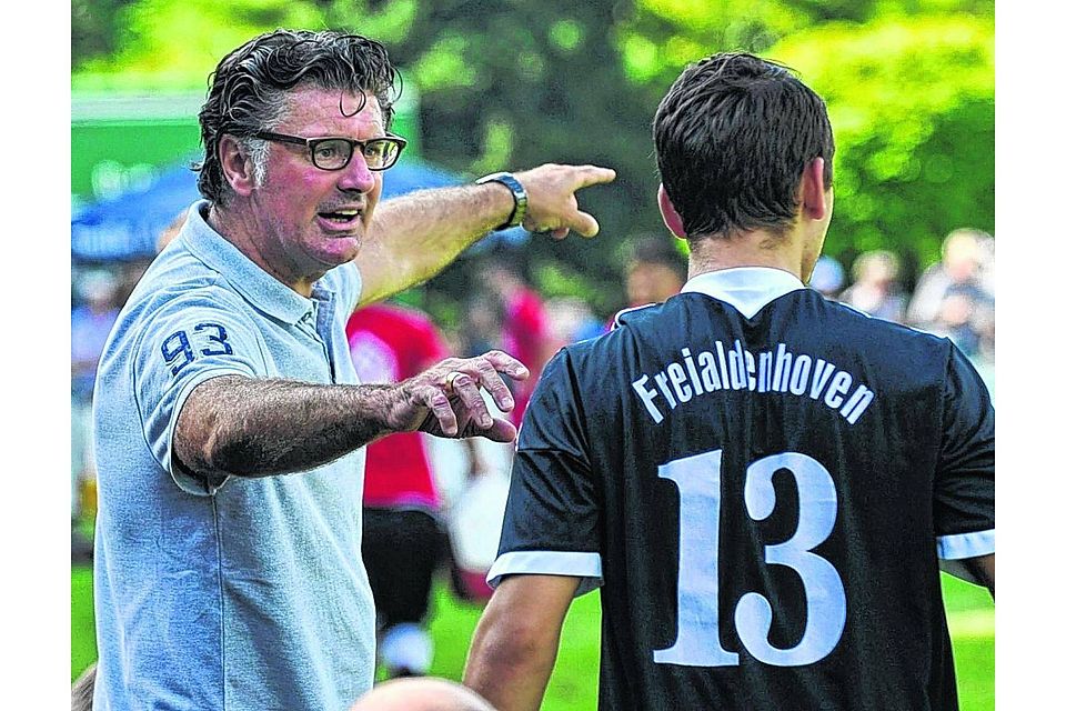Das geht‘s lang: Borussen-Trainer Wilfried Hannes gibt Neuzugang Moritz Kraus Tipps. Foto: Günther Kròl