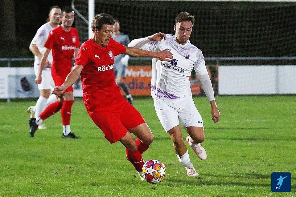 Christian Kufner (am Ball im roten Trikot) hat seine Sprunggelenksverletzung auskuriert 