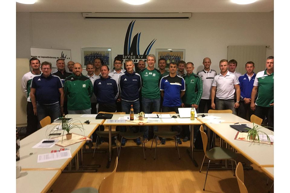 Zum ersten Kooperationstreffen fanden sich 20 Trainer und Verantwortliche der SpVgg SV Weiden und des FC Weiden-Ost im VIP-Raum des Wasserwerkstadions ein.