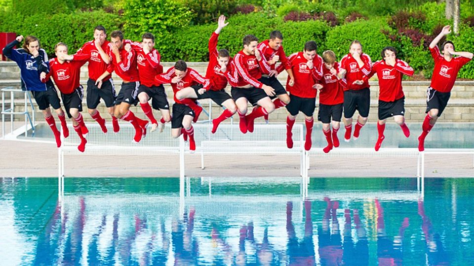 Gingen erst nach der Saison baden: die Spieler des TuS Bonndorf II | Foto: Wolfgang Scheu