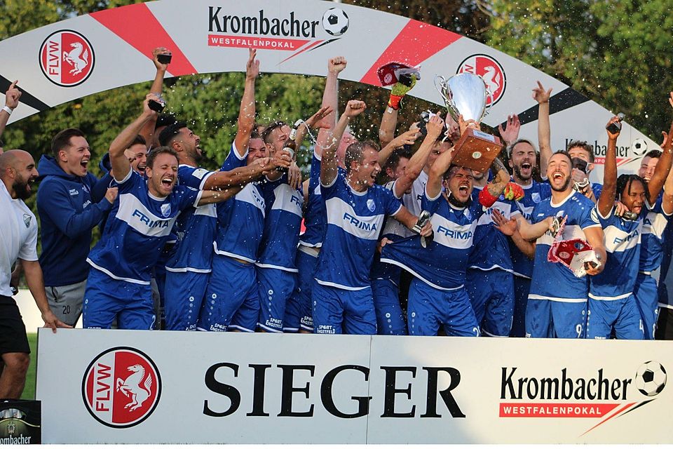 So sehen Sieger aus: Die Mannschaft des RSV Meinerzhagen nach dem Triumph im Endspiel des Krombacher Westfalenpokals.