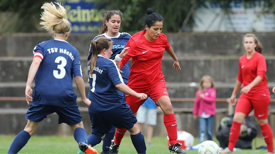 Die Höchsterinnen Saskia Deitrich, Kyra Hibschenberger und Christine Wolf (von links) versuchen Daniela Lanzano (SG Ueberau II) zu stoppen.	Foto: Herbert Krämer