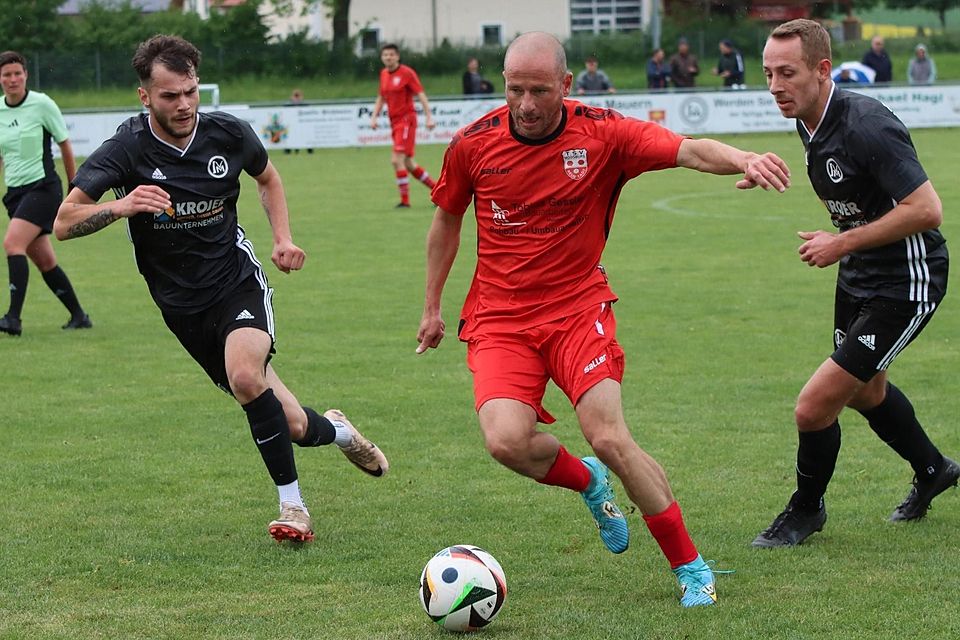 Aktivposten: Andreas Irl (Mitte) vom TSV Moosburg fädelt einen Spielzug ein.