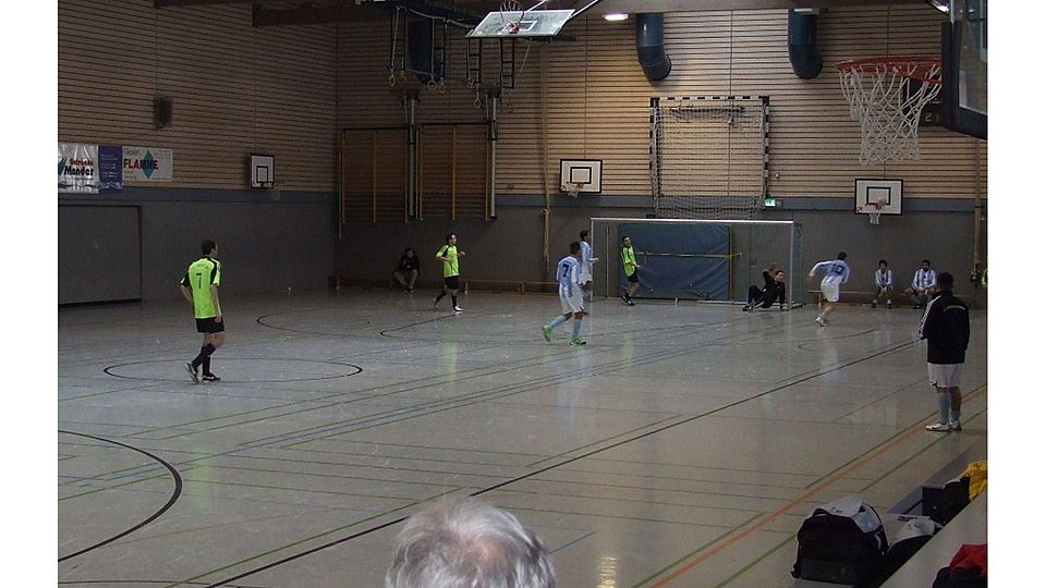 Die beiden Überraschungsteams im Duell: Schauenburg (Blau) siegte in Vor- und Zwischenrunde gegen den SV Riede, beide  zogen im Gleichschritt aber in die Hauptrunde ein.