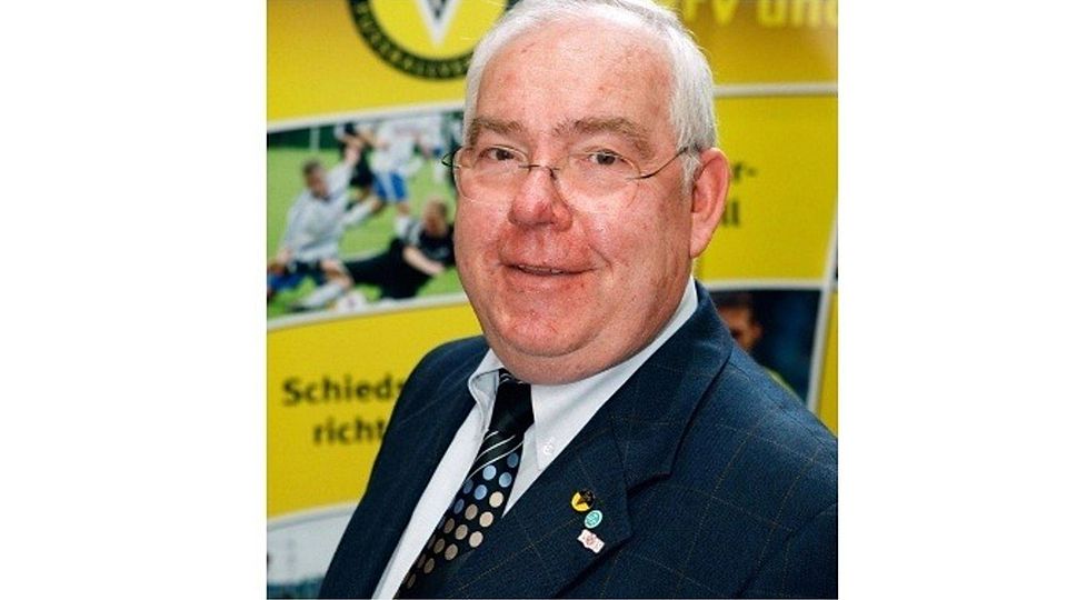 Gerd Schmitt lobt die Beteiligten an den Aufstiegsspielen zur Bezirksliga. 	Archivfoto:hbz/Wallerius