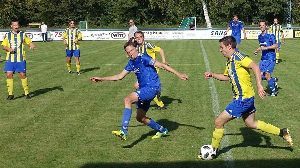 Der TSV Kirchendemenreuth (blaues Trikot) erkämpft sich ein 2:2 gegen den SC Kirchenthumbach II.