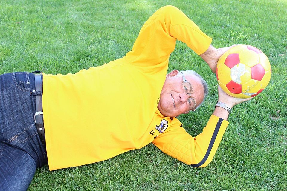 Den hat er: Auch mit 70 Jahren wirft sich Charly Schroeder problemlos auf den Boden, wenn er einen Ball halten muss. TV-Foto: Marek Fritzen
