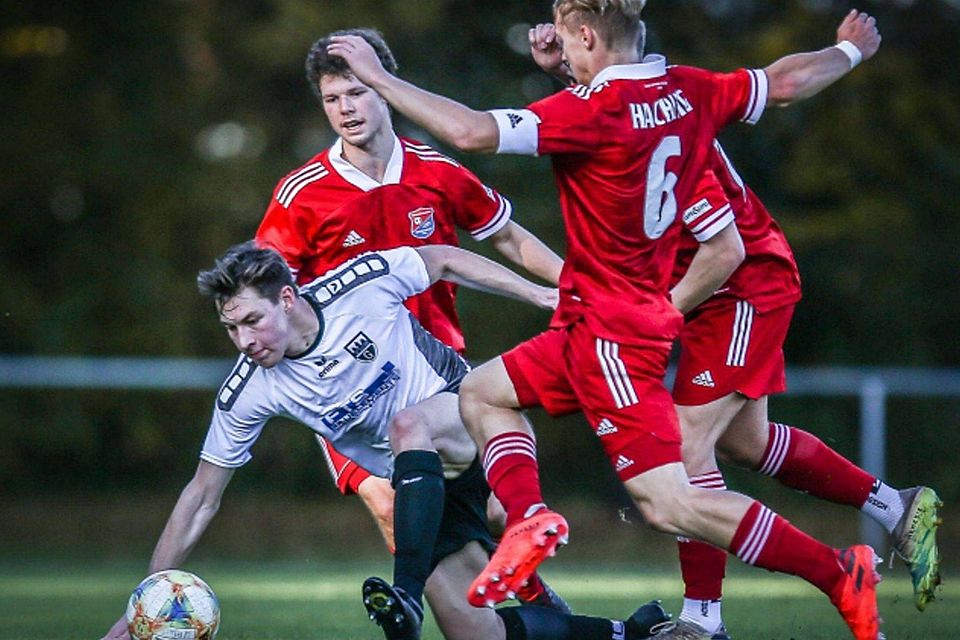 Fokus auf den Ball: Einst entschied sich Jakob Jörg (weißes Trikot) für den Fußball und gegen Eishockey. 