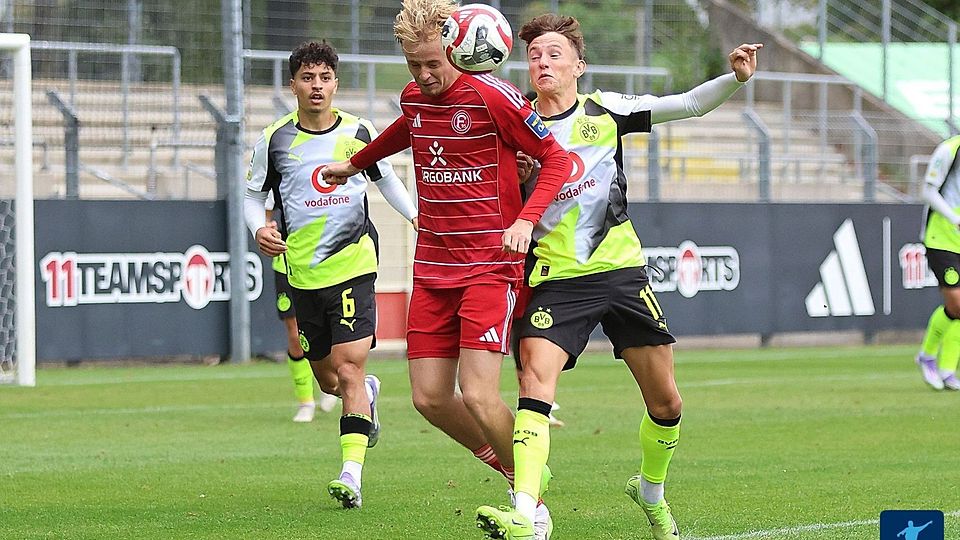 Best Buddies im Duell: Conor Tönnies (l.) für Fortuna Düsseldorf knapp vor Arne Wessels am Ball. 