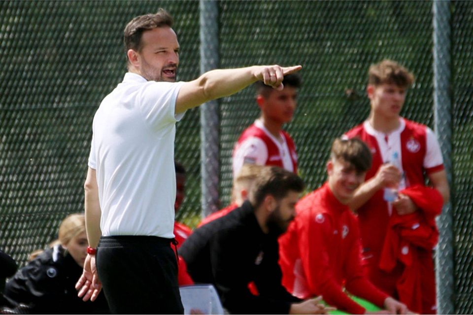 In diese Richtung: Daniel Paulus ist Trainer der U17-Mannschaft des 1. FC Kaiserslautern. 