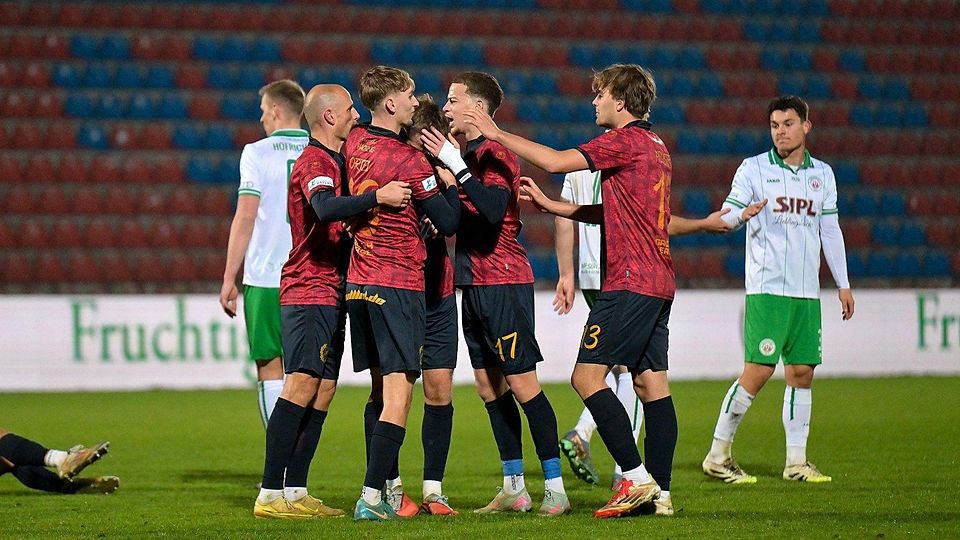 Die SpVgg Unterhaching feiert den 1:0-Heimsieg gegen den VfB Eichstätt.