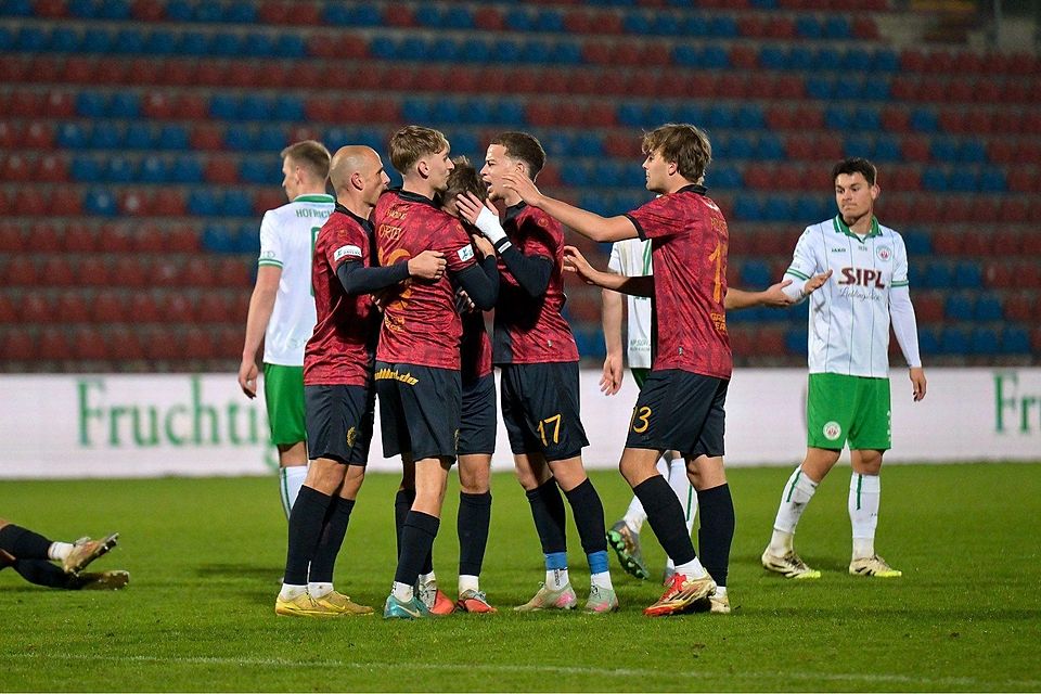 Die SpVgg Unterhaching feiert den 1:0-Heimsieg gegen den VfB Eichstätt.