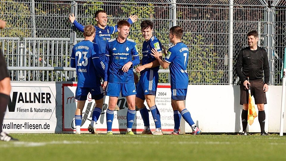 Die Spieler des FC Deisenhofen beim Torjubel