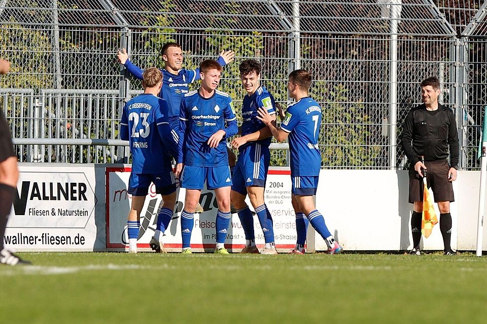 Die Spieler des FC Deisenhofen beim Torjubel