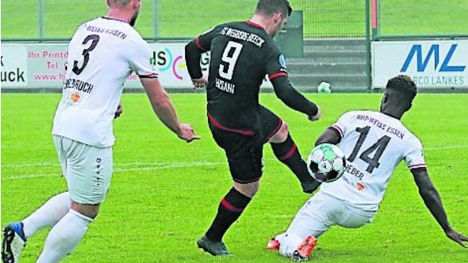 Kein Durchkommen: Shpend Hasani (M.) im Spiel gegen Rot-Weiß Essen.