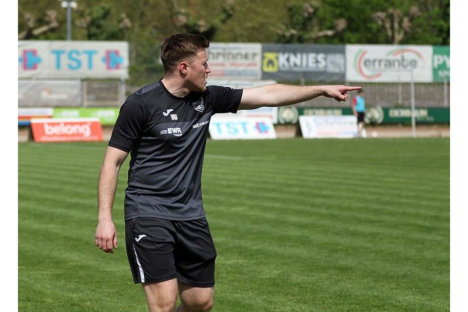 Beim 5:0 über Arminia Ludwigshafen begleitete Björn Weisenborn seine Mannschaft mit großem Engagement vom Spielfeldrand aus. 	Foto: Christine Dirigo / pakalski-press